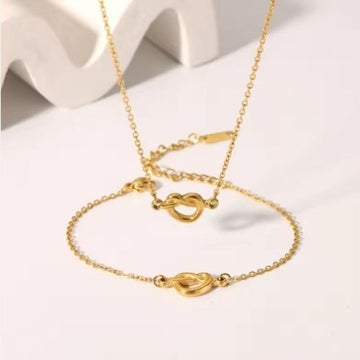 Infinite Necklaces and Bracelets