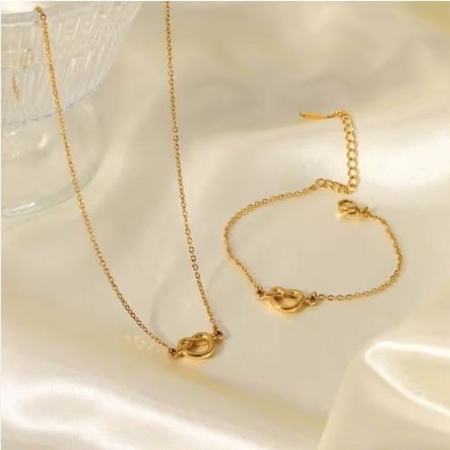 Infinite Necklaces and Bracelets