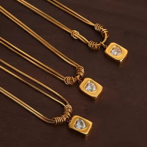 Necklace with diamond
