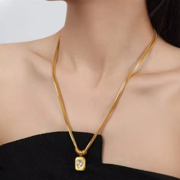 Necklace with diamond